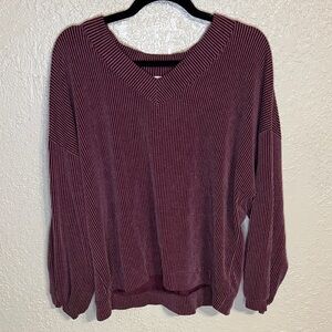 Women’s Ribbed V-Neck Sweater in Burgundy